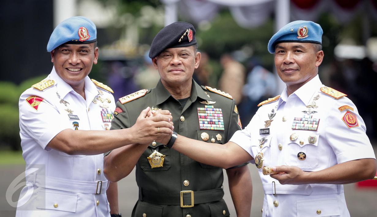 Mayjen TNI (Mar) Bambang Suswantono, Panglima TNI Jenderal Gatot Nurmantyo dan Brigjen TNI (Mar) Suhartono melakukan salam komando usai sertijab Komandan Pasukan Pengamanan Presiden (Danpaspampres) di Jakarta, Selasa (14/3). (Liputan6.com/Faizal Fanani)