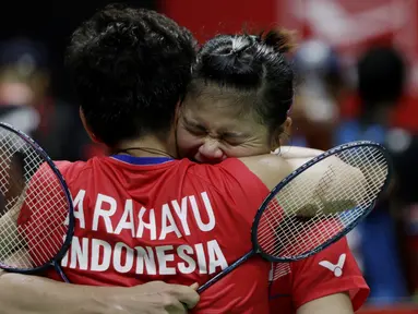 Ganda Putri Indonesia, Greysia Polii/Apriyani Rahayu, berpelukan usai menaklukkan wakil Denmark, Maiken Fruergaard/Sara Thygesen, pada laga final Indonesia Masters di Istora, Jakarta, Minggu (19/1). Greysia/Apriyani menang 18-21, 21-11, dan 23-21. (Bola.com/M Iqbal Ichsan)