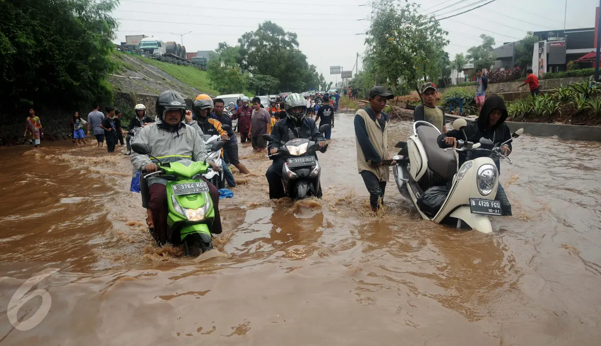 Sejumlah pengendara motor berusaha menerobos banjir di Jalan Raya Kalimalang, Caman, Bekasi, Senin (20/2). Banjir setinggi 80 cm itu disebabkan drainase buruk dan diperparah tingginya intensitas curah hujan. (Liputan6.com/Gempur M Surya)