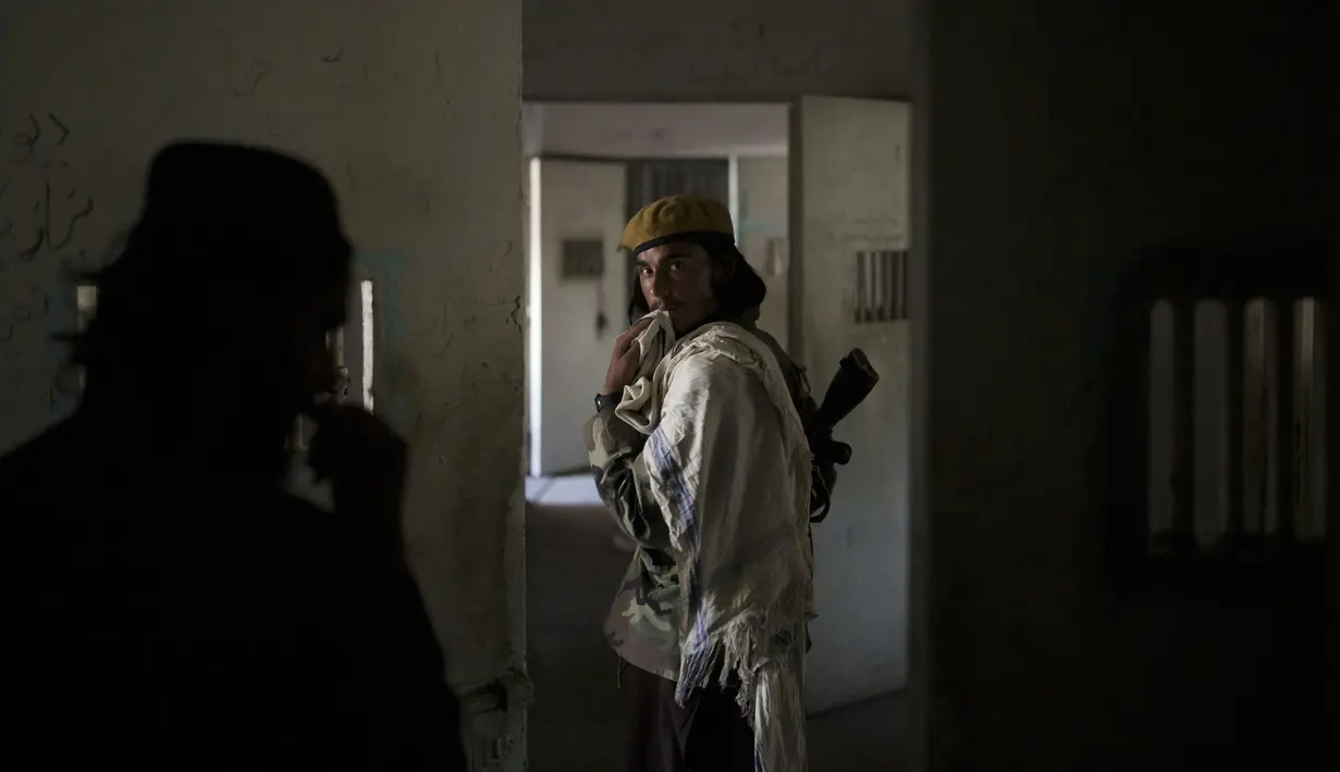 Pasukan Taliban berjalan menyusuri penjara Pul-e-Charkhi di Kabul, Afghanistan, Senin (13/9/2021). Pul-e-Charkhi sebelumnya adalah penjara utama pemerintah Afghanistan untuk menahan anggota Taliban yang ditangkap. (AP Photo/Felipe Dana)