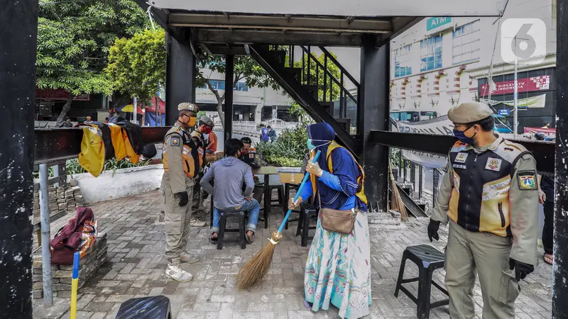 FOTO: PSBB Jakarta, Petugas Razia Masker di Tanah Abang