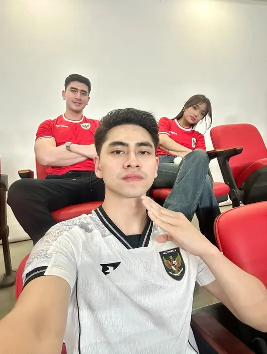 Tampak Verrel Bramasta ikut nonton bersama Fuji An yang juga mengenakan jersey berwarna merah. Serta sang adik, Athalla dengan jersey timnas warna putih-nya. [@athallanaufal7].