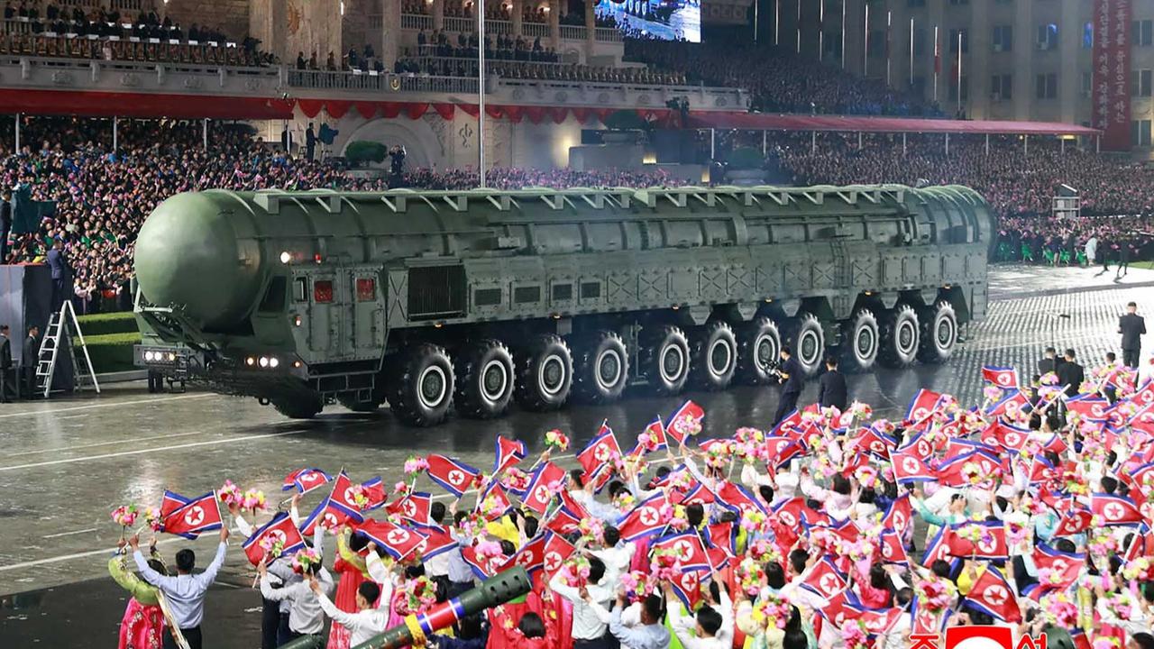 FOTO: Tampang Gahar Rudal Nuklir Korut Hwasong-20, Diklaim Bisa Menjangkau AS
