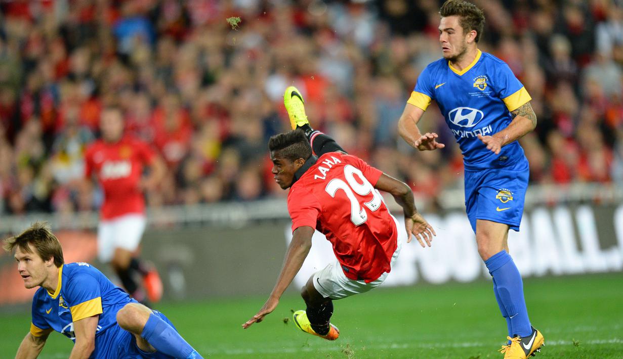 Pemain Manchester United, Wilfried Zaha (tengah) saat melawan  A-League Allstars pada tour di Sydney  (20/9/2013). Nomor punggung 29 tersebut hingga musim 2017-2018 belum di gunakan. (AFP/Saeed Khan)