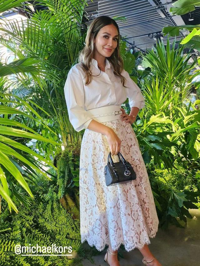 Foto Bareng Dahyun Twice, Ini Potret Luna Maya di Fashion Show Michael Kors