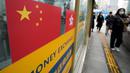 Sebuah bendera China terlihat pada jendela kantor penukaran uang di Seoul, Korea Selatan, Jumat (10/2/2023). Korea Selatan mengatakan akan menghapus pembatasan masuk yang diberlakukan pada pelancong jangka pendek dari China sejak awal tahun karena para pejabat melihat situasi COVID-19 di negara itu mulai stabil. (AP Photo/Ahn Young-joon)