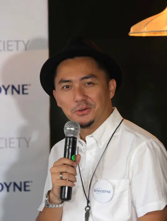  "Saya bukan satu jenis motor yah. 50 - 1800 cc saya punya karena saya senang motor. Mau matic, bebek, saya banyak punya jenis motor. Saya seneng turing," pungkas Omesh. (Nurwahyunan/Bintang.com)