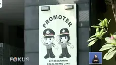 Disaksikan RT setempat, polisi memeriksa beberapa benda milik tersangka kasus penyebar berita bohong ini.