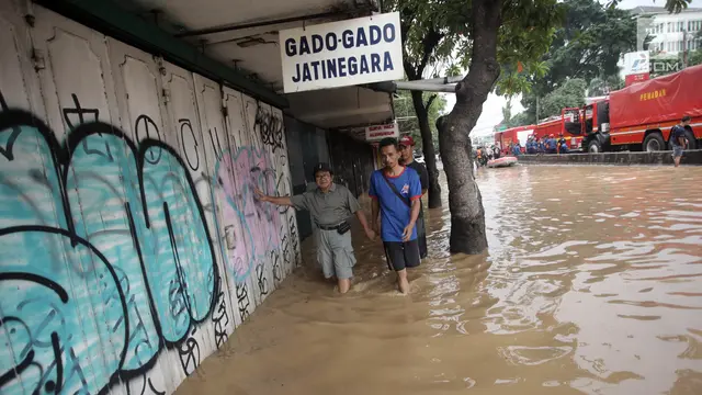 Debit Kali Ciliwung Tinggi, Jalan Jatinegara Tergenang Banjir