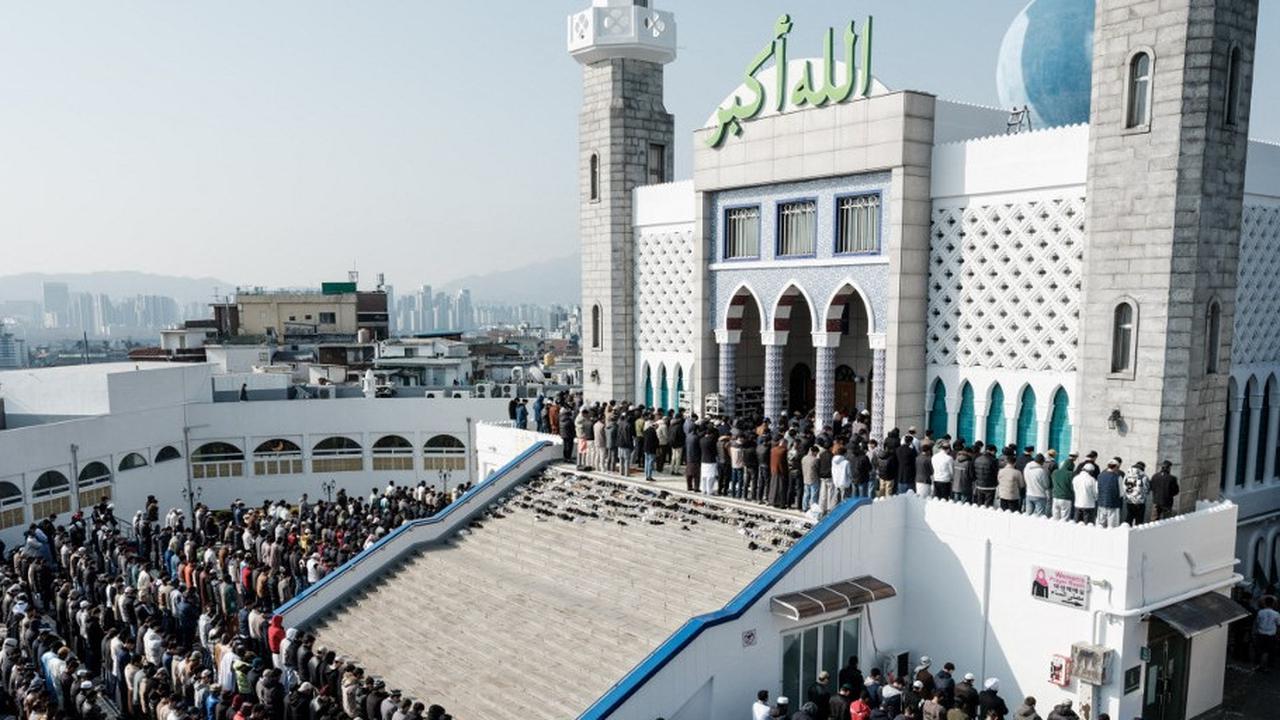 FOTO: Indahnya Kebersamaan Minoritas Muslim Rayakan Idulfitri 1446 Hijriah di Korea Selatan
