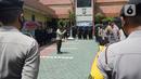 Personel Brimob dan Sabhara melakukan apel persiapan penjagaan jelang pemungutan suara Pilkada Tangerang Selatan di Polsek Pamulang, Selasa (8/12/2020). Kendaraan taktis Barracuda juga disiagakan di pinggir Jalan Siliwangi untuk pengamanan Pilkada 2020 pada Rabu (9/12) esok (merdeka.com/Dwi Narwoko)