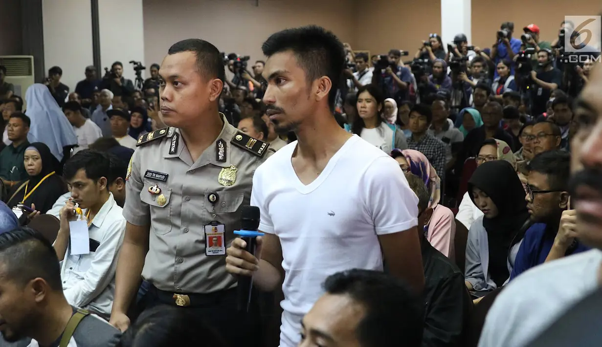 Keluarga korban bertanya saat konfrensi pers proses evakuasi Lion Air JT 610 di Krisis Center, Jakarta, Senin (5/11). Evaluasi dilakukan langsung di hadapan keluarga korban. (Liputan6.com/Immanuel Antonius)