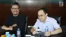 EO KMK Online Adi Sariaatmadja (kanan) dan CEO KLN Steve Christian (kiri) usai menandatangani Akta Penggabungan (merger) PT Liputan6.com dan PT KLN, Jakarta, Kamis (29/3). Merger ini melahirkan KapanLagi Youniverse. (Liputan6.com/Arya Manggala)