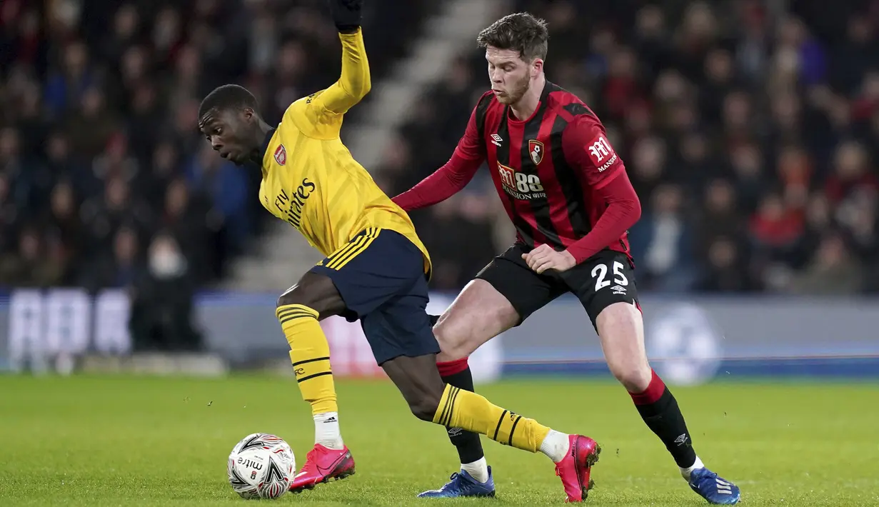 Penyerang Arsenal, Eddie Nketiah membawa bola dari kawalan pemain Bournemouth, Jack Simpson pada pertandingan putaran keempat Piala FA di Stadion Vitalitas di Bournemouth, Inggris (27/1/2020).  Arsenal menang tipis 2-1 atas Bournemouth. (John Walton/PA via AP)