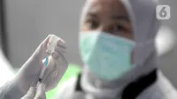 Petugas kesehatan bersiap menyuntikkan vaksin COVID-19 kepada jurnalis di Hall A Basket Gelora Bung Karno, Senayan, Kamis (25/2/2021). Sekitar 5.500 jurnalis yang akan mendapatkan vaksin COVID-19  selama tiga hari pelaksanaan vaksinasi. (merdeka.com/Arie Basuki)