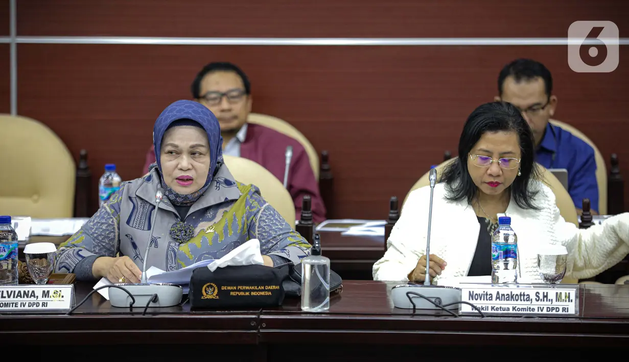 Ketua Komite IV DPD RI Elviana bersama Wakil Ketua PDD RI Novita Anakotta saat memimpin rapat kerja dengan Deputi Gubernur Senior Bank Indonesia Desty Damayanti. (Liputan6.com/Faizal Fanani)