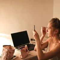 Ilustrasi mengaplikasikan makeup pada kulit berminyak. (Sumber foto: Pexels.com)