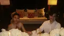 Keduanya terlihat habiskan momen bersama dengan menikmati makan malam yang simple tapi romantis [@angga]