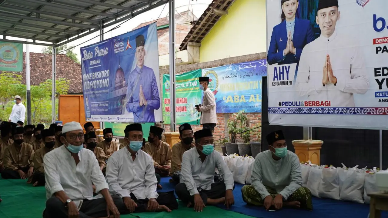 Ibas membagikan sembako di lima titik Dapil VII Jatim. (Istimewa)