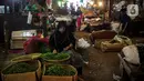 Pedagang memilah cabai di Pasar Induk Kramat Jati, Jakarta, Kamis (29/12/2022). Rencananya, revitalisasi Pasar Kramat Jati ini akan selesai sekitar 18 bulan. (Liputan6.com/Faizal Fanani)