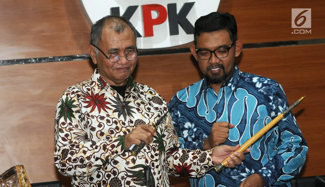 Ketua KPK Agus Rahardjo (kiri) dan Direktur Gratifikasi KPK Giri Suprapdiono (kanan) menunjukkan keris berbentuk tongkat komando saat memberi keterangan terkait barang gratifikasi di Gedung KPK, Jakarta, Senin (4/6). (Merdeka.com/Dwi Narwoko)