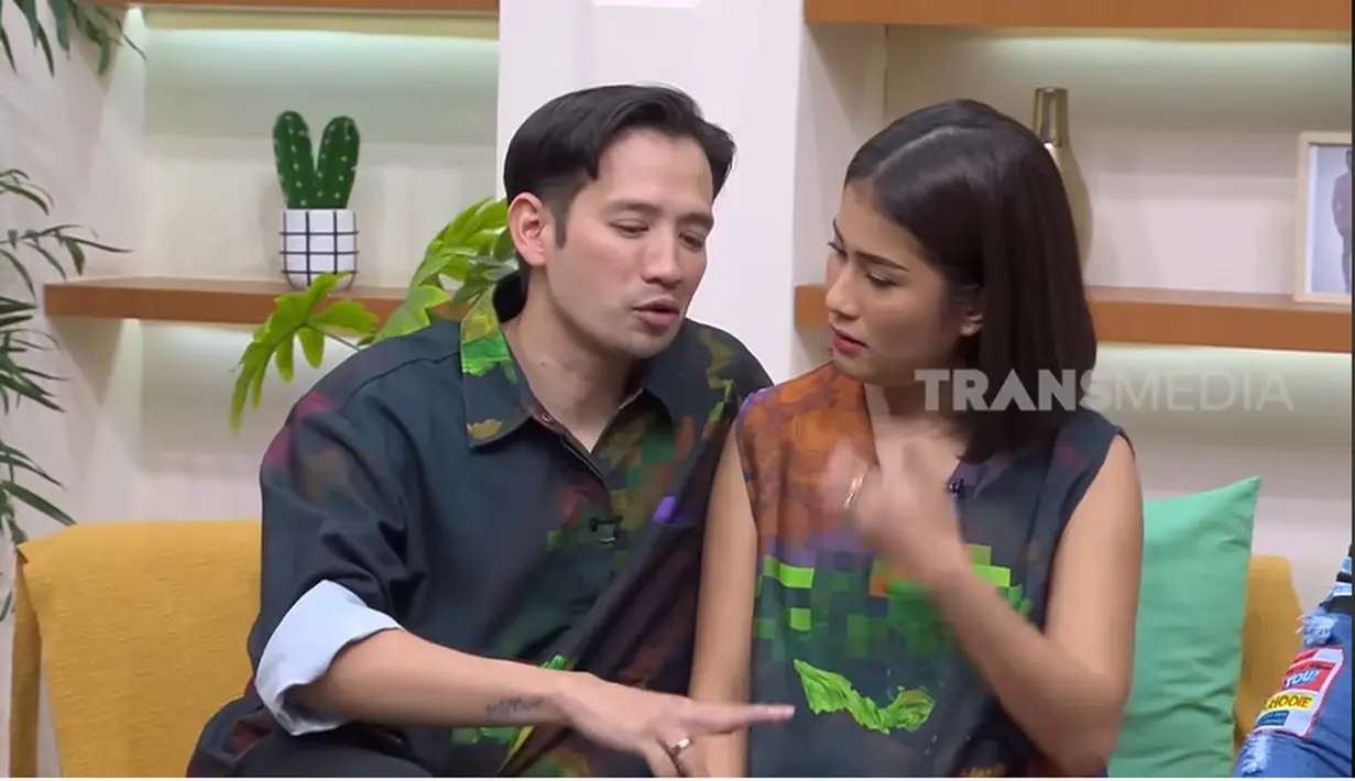 "Jadi waktu pas lagi gua nikah, dia itu di mana-mana rumahnya itu semua serba ada, nggak pernah ke dapur. Udah gitu hidup sama gua ya semuanya itu serba harus kita pikirin. Serba semuanya tuh harus direncanakan, perkara waktu itu dia kalau mandi harus ada air panas," kata Tarra Budiman. [Youtube/TRANS7 OFFICIAL]