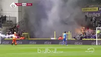 Video Pertandingan Liga Belgia klub Anderlecht vs Zulte Waregem diberhentikan sementara setelah kursi penonton terbakar karena petasan.