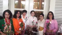 Gubernur DKI Jakarta Basuki Tjahaja Purnama atau Ahok menerima bunga mawar sebagai bentuk dukungan dari masyarakat. (Liputan6.com/Delvira Chaerani Hutabarat)