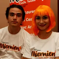 Alessia Cestaro dan Christ Laurent terlihat mesra saat di sela-sela syuting film Miemien. (Wimbarsana/Bintang.com)