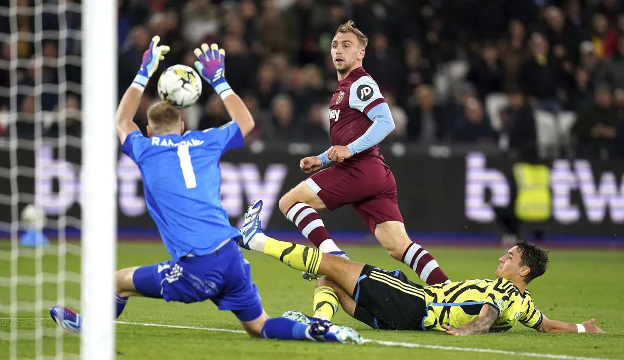 Tiga gol kemenangan West Ham atas Arsenal masing-masing lahir dari bunuh diri Ben White, Mohammed Kudus, dan Jarrod Bowen. (John Walton/PA via AP)