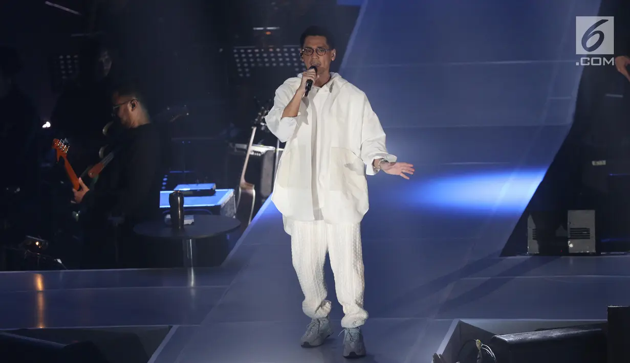 Penyanyi Afgansyah Reza atau Afgan menghibur penggemarnya saat menggelar konser bertajuk Dekade di Istora Senayan, Jakarta, Jumat (8/8/2019). Konser ini merupakan penanda 10 tahun penyanyi Afgansyah Reza di industri musik Indonesia. (Liputan6.com/Angga Yuniar)