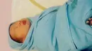 "Alhamdulillah ya Allah.. telah lahir putra pertama kami yang bernama "Alem Isco Zeroun Haub" pukul 07.01 pagi ini dengan berat 2,6 kg dan panjang 49cm.. ❤," tulis aryanifitriana24 sebagai keterangan foto, Senin (3/4/2017). (Instagram/donnymichael)
