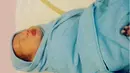 "Alhamdulillah ya Allah.. telah lahir putra pertama kami yang bernama "Alem Isco Zeroun Haub" pukul 07.01 pagi ini dengan berat 2,6 kg dan panjang 49cm.. ❤," tulis aryanifitriana24 sebagai keterangan foto, Senin (3/4/2017). (Instagram/donnymichael)