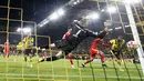 Penyerang Borussia Dortmund Anthony Modeste (kanan) mencetak gol saat perpanjangan waktu melawan kiper Bayern Munchen Manuel Neuer dalam laga lanjutan Bundesliga, kasta tertinggi Liga Jerman, musim 2022-2023, di Signal-Iduna Park, Sabtu (9/10/2022). Bayern Munich gagal melanjutkan rekor mengerikan saat bertemu sang rival Borussia Dortmund pada pertandingan bertajuk Der Klassiker. (AP Photo/Martin Meissner)