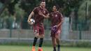 Pemain Persija Jakarta, Marko Simic (kiri) dan Bambang Pamungkas bercengkrama saat sesi latihan jelang Piala AFC 2018 di Lapangan ABC, Senayan, Jakarta, (13/3/2018). Persija akan melawan Song Lam Nghe An FC. (Bola.com/Nick Hanoatubun)
