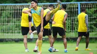Pemain Arema Cronus sedang berlatih jelang menghadapi Sriwijaya FC (Liputan6.com/Rana Adwa)