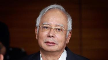 Senyum Najib Razak Dikejutkan Kue Ultah Jelang Sidang 