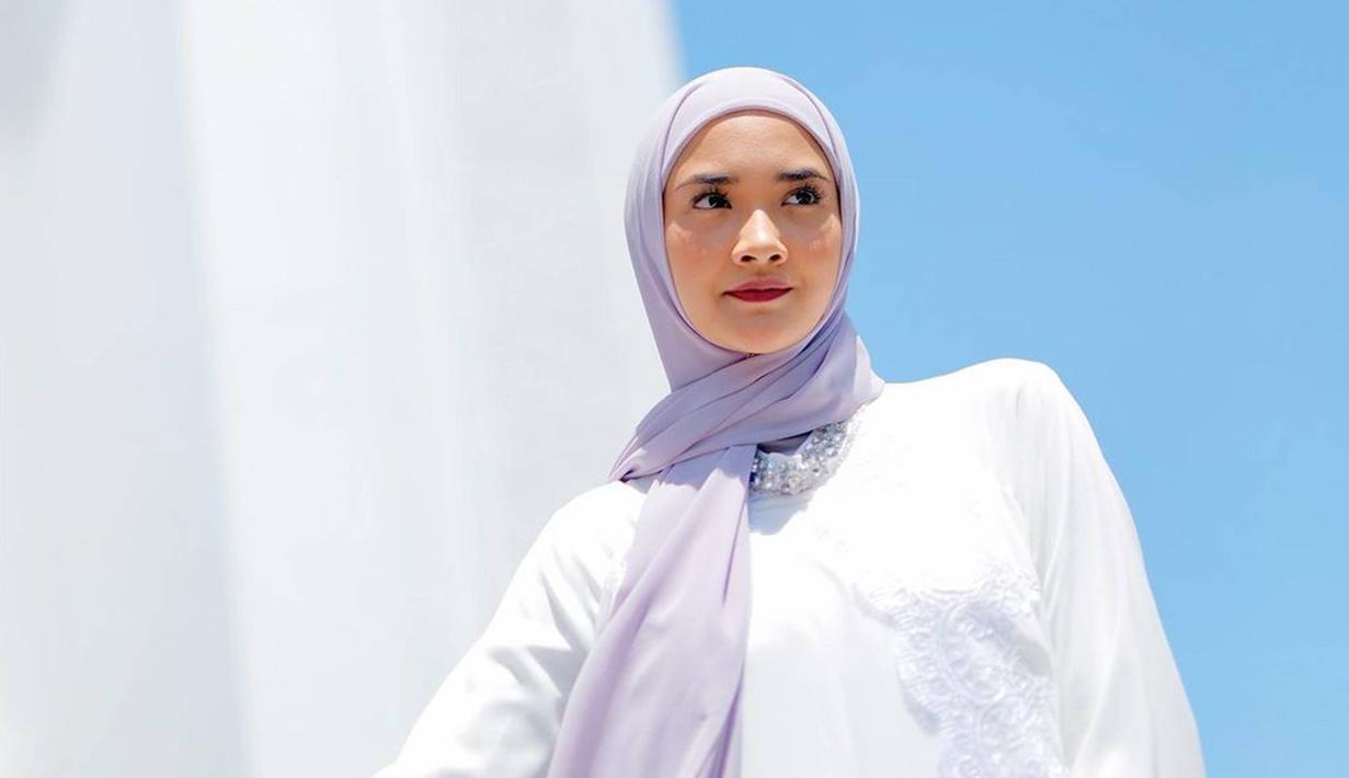 Jauh sebelum jalani umrah, Nadya Arina memang pernah tampil berhijab saat jalani aktivitasnya menjadi model. Beberapa kali ia pun bermain sinetron maupun film dengan mengenakan hijab. Sosoknya pun memang langsung memiliki banyak perbedaan dengan penampilan yang biasanya. (Liputan6.com/IG/@nadyaarina)
