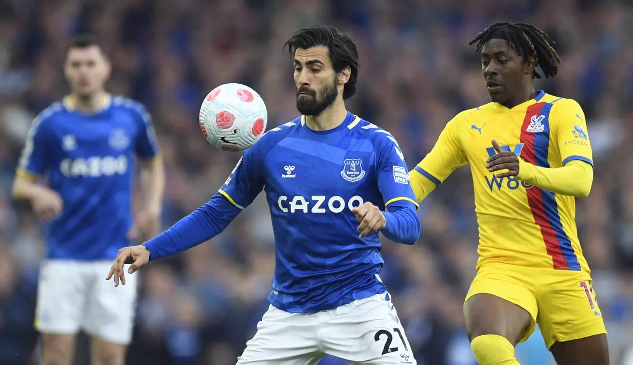 <p>Gelandang Everton Andre Gomes (kiri) berebut bola dengan gelandang Crystal Palace Eberechi Eze pada laga tunda pekan ke-33 Liga Inggris di Goodison Park, Jumat (20/5/2022) dini hari WIB. Everton dipastikan selamat dari zona degradasi usai menang dramatis 3-2 atas Crystal Palace. (Oli SCARFF / AFP)</p>
