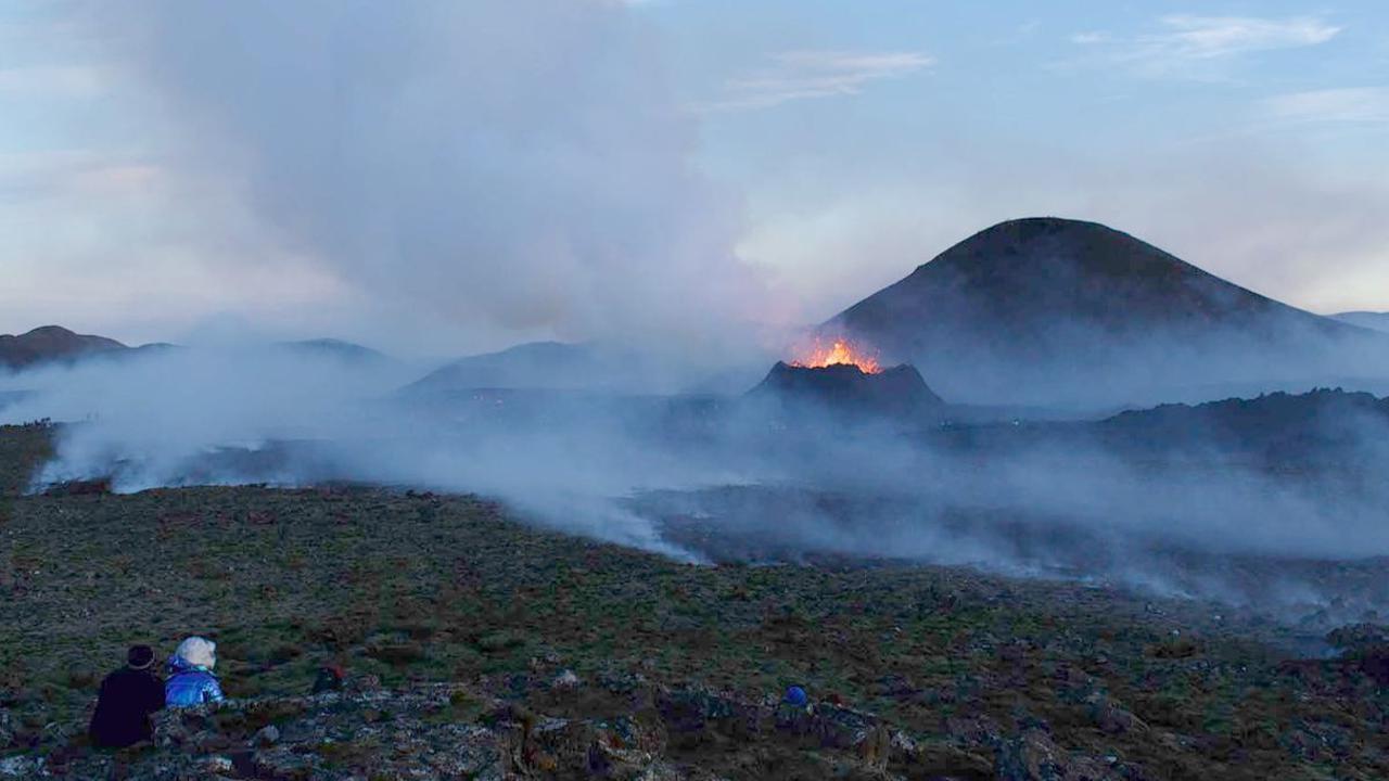 Foto-foto yang diperoleh AFP memperlihatkan para wisatawan tampak santai saat berada di dekat gunung api tersebut. Mereka begitu menikmati pemandangan yang mungkin hanya sekali dalam seumur hidupnya.