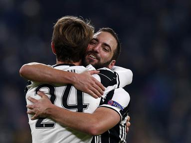 Striker Juventus, Gonzalo Higuain, merayakan gol yang dicetaknya ke gawang Dinamo Zagreb pada laga Liga Champions di Stadion Juventus, Italia, Kamis (7/12/2016). Juventus menang 2-0 atas Dinamo Zagreb. (AFP/Marco Bertorello)