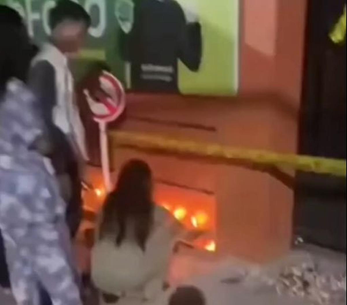"Kita langsung datang ke lokasi membawa mobil AWC milik Polres. Hal tersebut kita lakukan untuk membantu petugas damkar memadamkan api," ungkapnya.