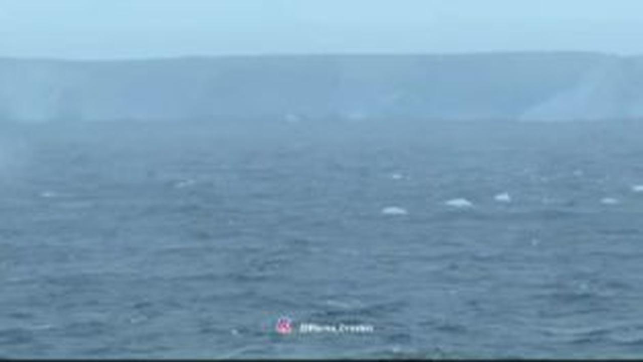 Sekitar 98% wilayah dari&nbsp;Antartika ditutupi oleh es yang rata-rata memiliki ketebalan minimal 1,9 km.