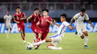 Gelandang Timnas Indonesia U-17, Ji Da Bin mendapatkan tekel keras dari pemain Timnas Panama U-17 dalam laga kedua Grup A Piala Dunia U-17 2023 di Gelora Bung Tomo, Surabaya, Senin (13/11/2023) malam WIB. (Bola.com/Bagaskara Lazuardi)