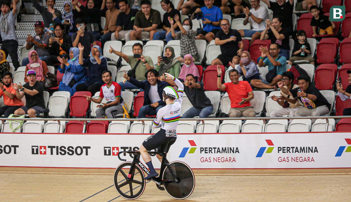 Pebalap sepeda Belanda, Harrie Lavreysen berselebrasi setelah memenangkan nomor sprint putra UCI Track Nations Cup 2023 melawan pebalap sepeda Jepang, Ota Kaiya di Jakarta International Velodrome, Rawamangun, Jakarta, Minggu (26/02/2023). (Bola.com/Bagaskara Lazuardi)