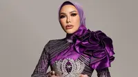 Rizky Ananda Musa mengumumkan mahkota karya Komang Tri sebagai tiara bagi pemenang Miss Universe Indonesia Jawa Barat 2023. Maknanya indah. (Foto: Dok. Instagram @rizkyanandamusa)