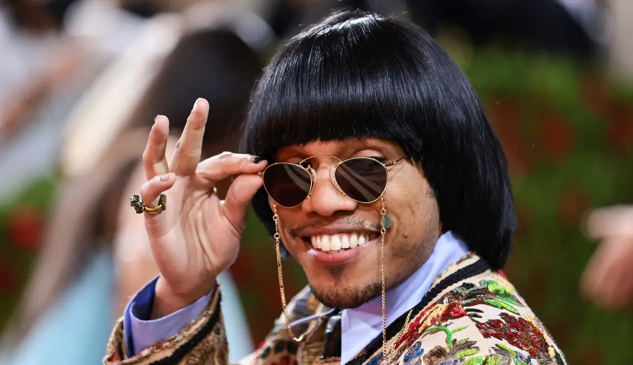 <p>Penyanyi rap asal Amerika Anderson Paak atau Anderson .Paak menghadiri acara Met Gala 2022 di The Metropolitan Museum of Art di New York City pada 2 Mei 2022. Anderson Paak mencuri perhatian warganet di Indonesia karena dinilai berpenampilan seperti Pak Tarno saat Met Gala 2022. (Jamie McCarthy/Getty Images/AFP)</p>
