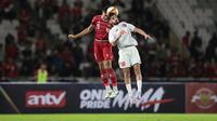 Pemain Timnas Indonesia U-22, Rizky Ridho Ramadhani (kiri) berebut bola dengan pemain Timnas Lebanon U-22, Mohammad Nasser saat laga uji coba internasional antara Timnas Indonesia U-22 melawan Timnas Lebanon U-22 di Stadion Utama Gelora Bung Karno (SUGBK), Senayan, Jakarta, Jumat (14/04/2023). Pertandingan ini menjadi salah satu bentuk persiapan untuk SEA Games 2023 di Kamboja. (Bola.com/Bagaskara Lazuardi)
