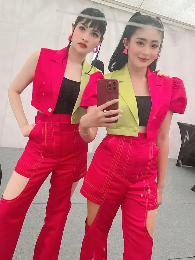 6 Potret Duo Anggrek Penyanyi 'Cikini Gondangdia' yang Viral, Selalu Kompak