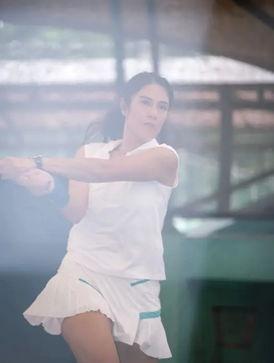 Di sini, Dian Sastrowardoyo terlihat seperti cewek tomboy dengan outfit serba putih [instagram/therealdianstr]